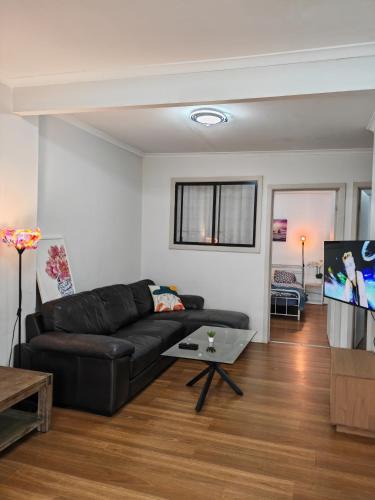 Campbellfield Apartment | Cozy Stays - 15 mins to Airport & 500m to Train