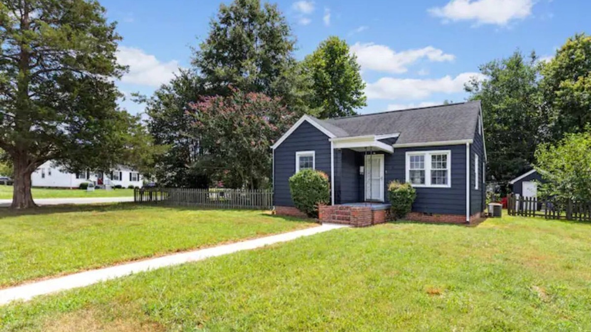 Montrose House | Cozy Stays Cottage *Close to NASCAR & Hot Spots*