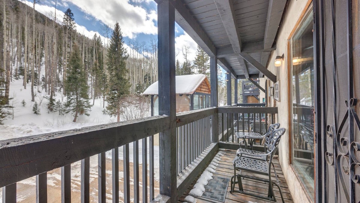 Taos Ski Valley Apartment | Cozy Streamside Studio - 2 Mi to Taos Ski Resort!
