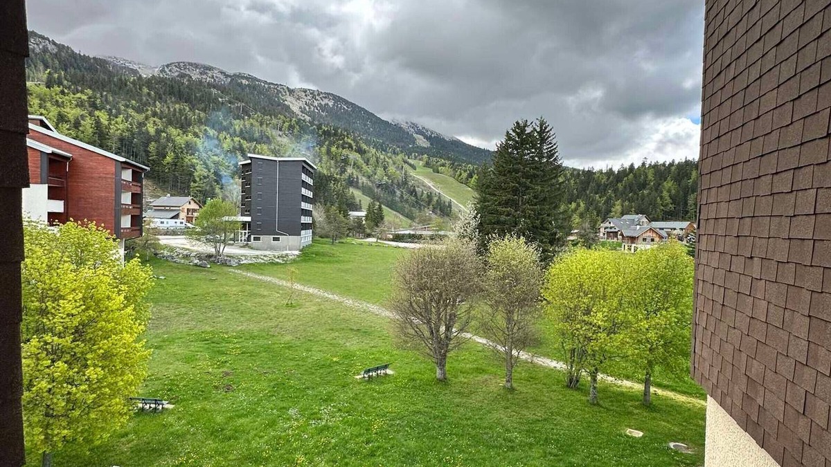 Correncon-en-Vercors Apartment | Cozy Studio at Ski Slopes with Balcony, Parking & Elevator