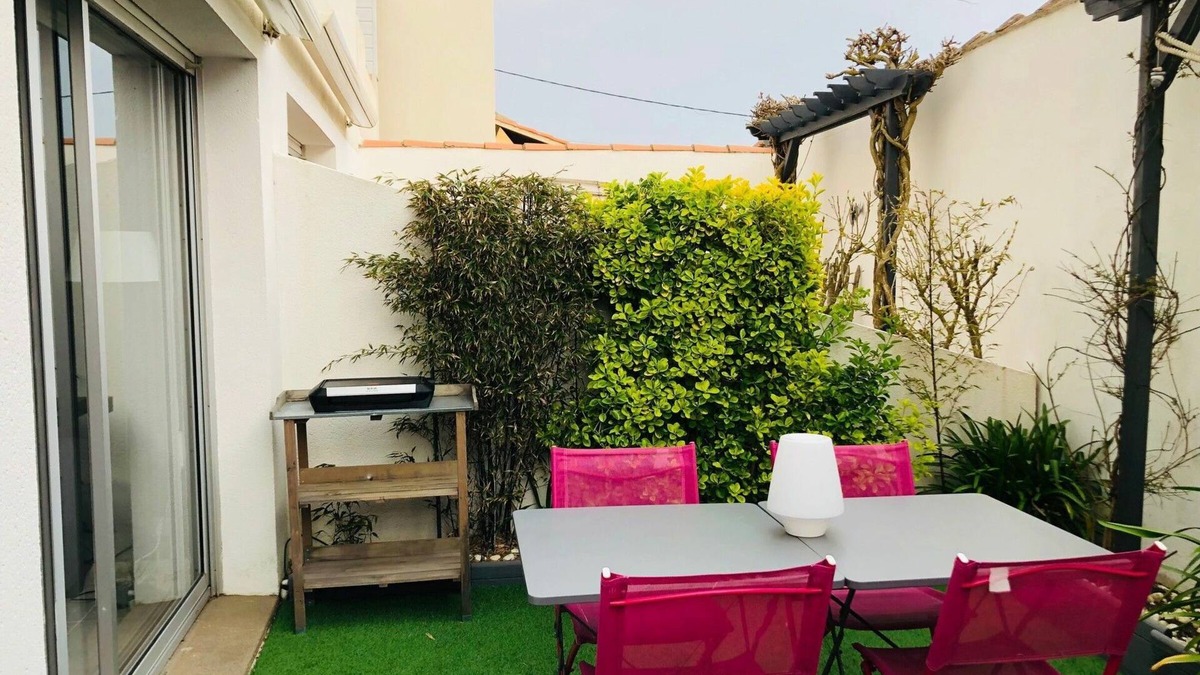 Noirmoutier-en-l'Ile Apartment | Cozy Studio Near Lutins Beach – Private Terrace, Parking & Pet-Friendly