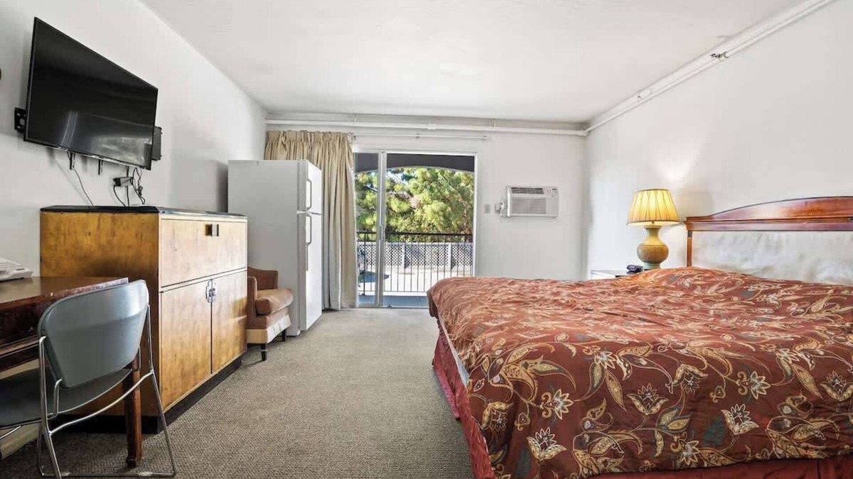 Fremont House | (Cozy studio, 1BR, 1BA, No kitchen)