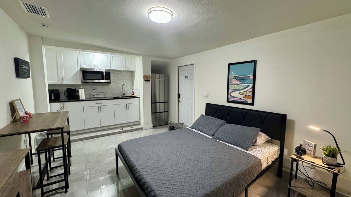 Greenacres Apartment | Cozy Studio Apartment in WPB, very close to the airport