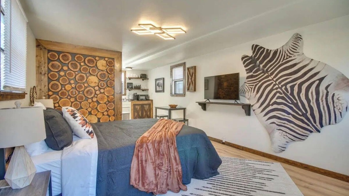 Gentry Cabin | Cozy Studio Cabin! Close to Downtown Siloam Springs