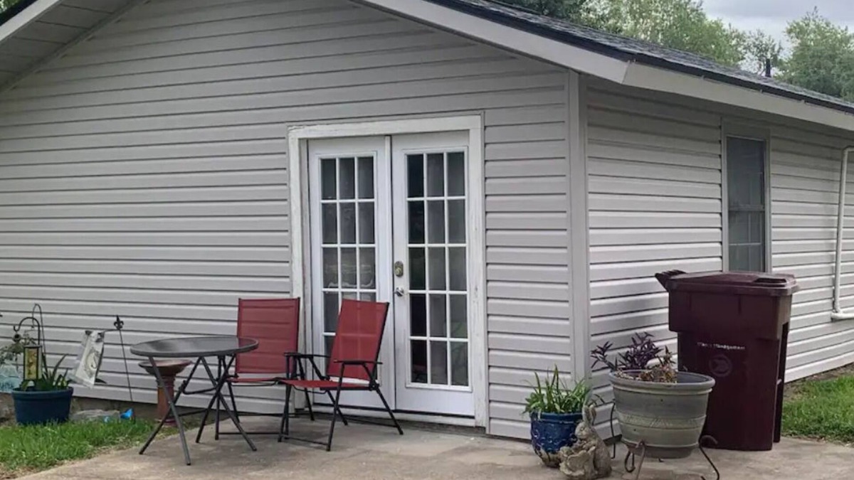 Prien Apartment | Cozy studio cottage in enchanting Lake Charles with AC, WiFi.