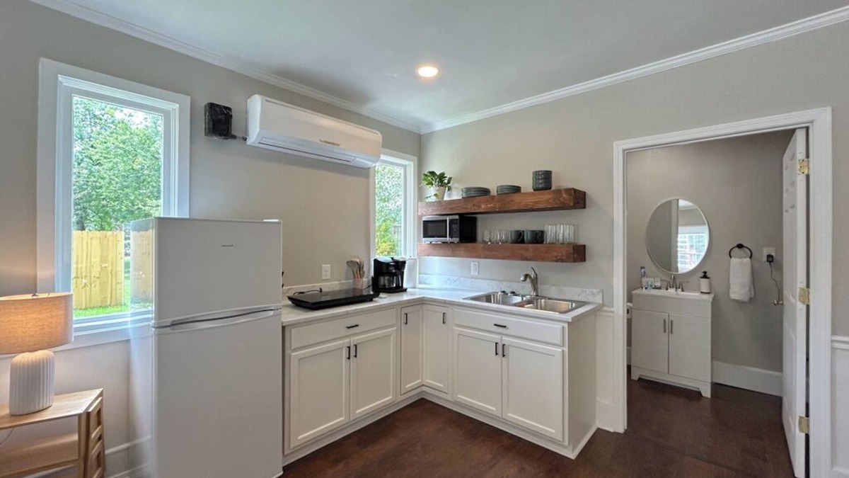 Jacksonville Apartment | Cozy studio in adorable Jacksonville with WiFi, AC, Kitchenette.