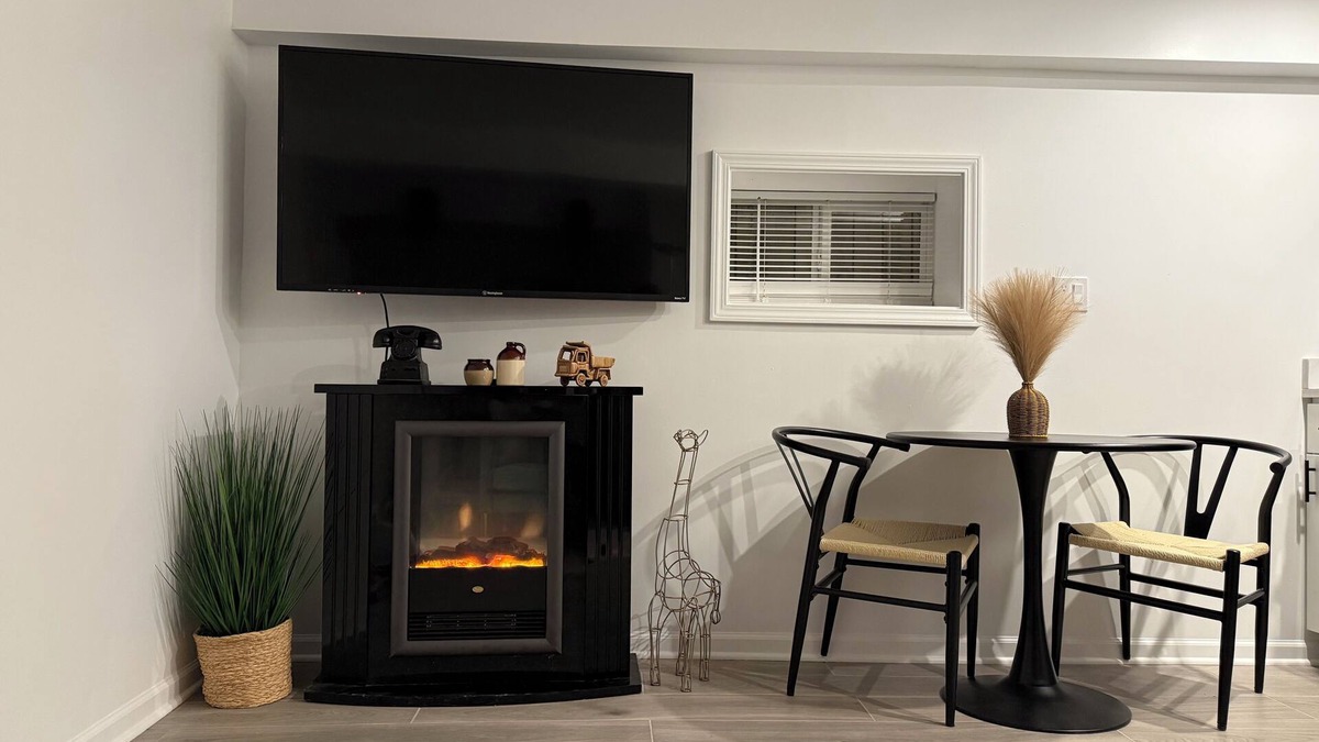 Edgewater Apartment | Cozy studio in Andersonville Chicago