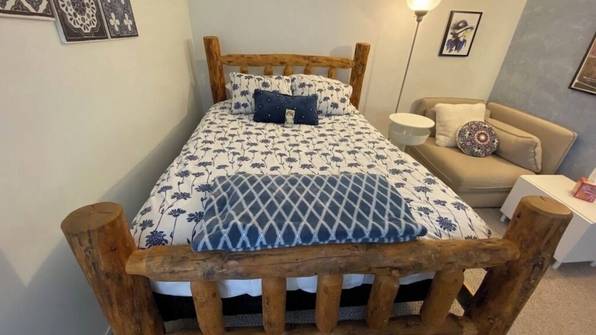 Upper Avenues Apartment | Cozy studio in upper avenues Salt Lake City with WiFi. Private entrance.