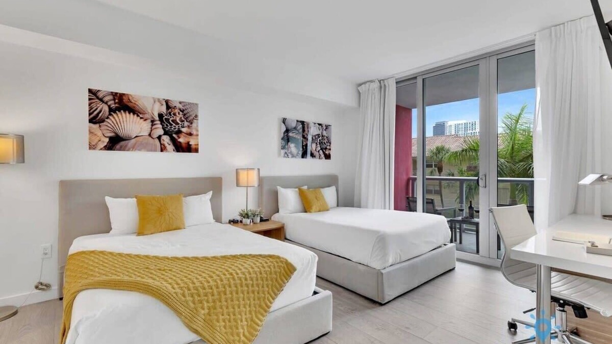 Hallandale Beach Apartment | Cozy Studio with Balcony- Near Beach