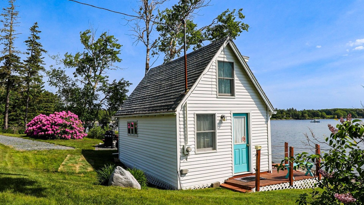 Surry Apartment | Cozy Studio with Lofted Sleeping Space and Great Water View