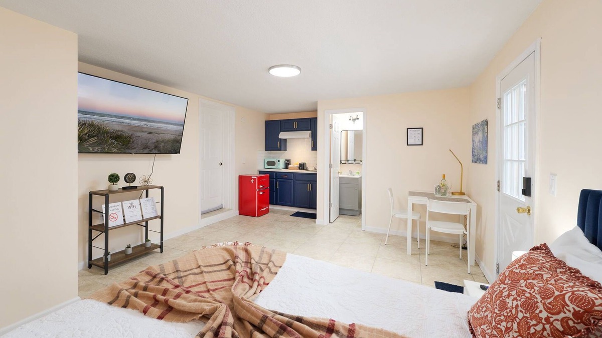 Southside Apartment | Cozy Studio with private entrance