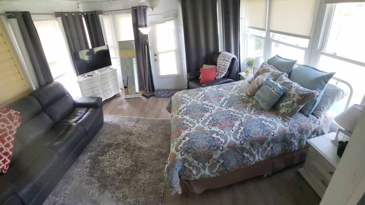 Summerfield Apartment | Cozy studio with Private entrance near The Villages, pet friendly