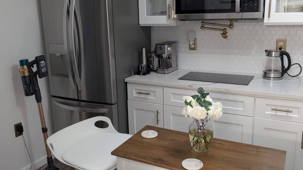 Lochearn House | Cozy Studio with Private Entrance.