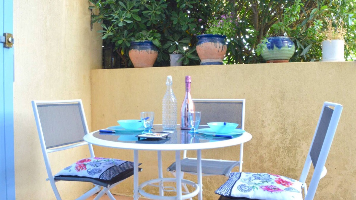 Foulquines Apartment | Cozy Studio with Terrace, Pool Access, and Parking in Narbonne Plage