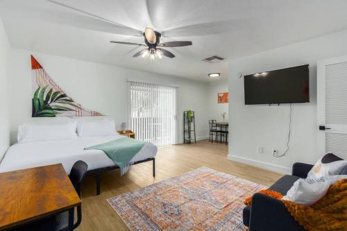 Los Olivos Apartment | Cozy Studiopoolkingbedbalconygym