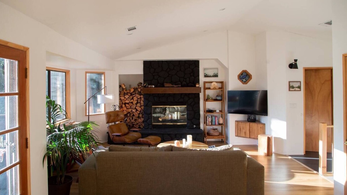 Cedarpines Park House | Cozy & Stylish Modern Mountain Retreat. Dog Friendly! Close to Trails & Lake.