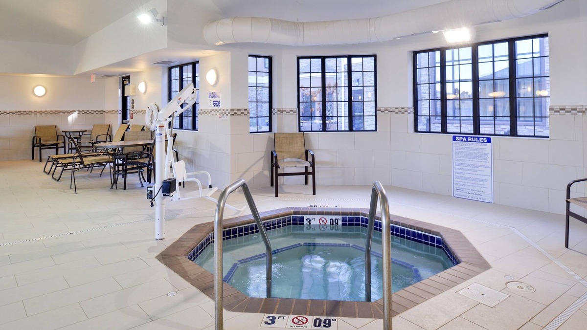 Rochester Condo | Cozy Suite in Rochester | Free Breakfast + Shared Pool & Hot Tub. Near Mayo Clinic!
