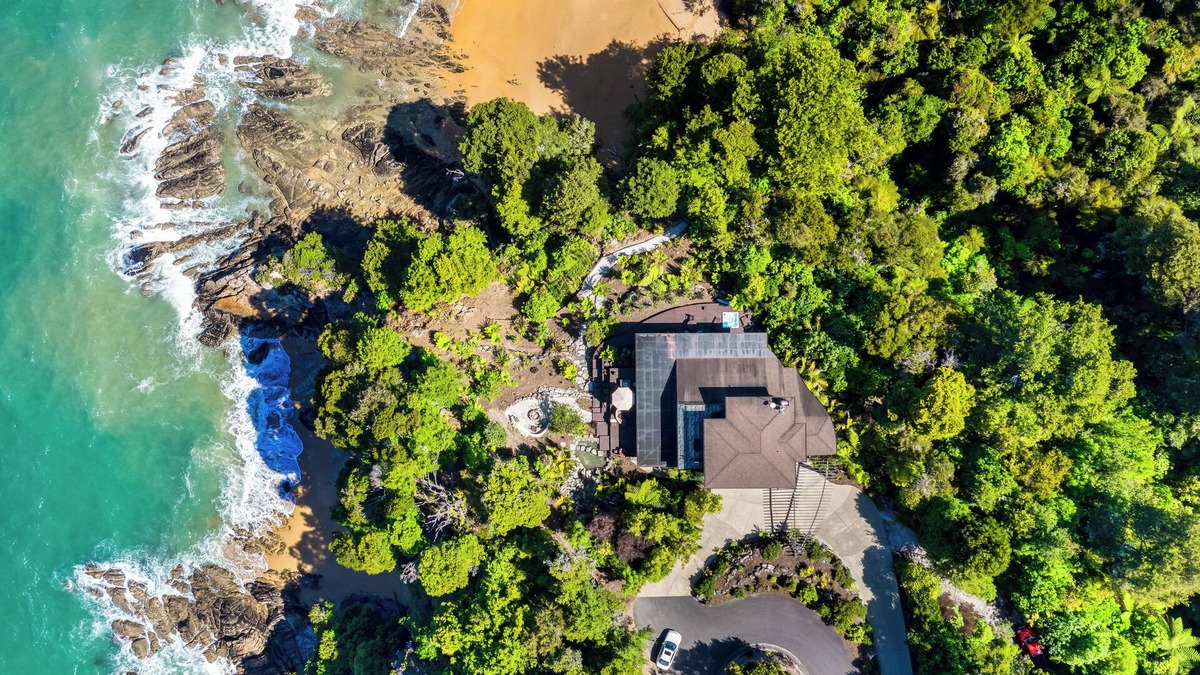 Ngaio Bay Cabin | Cozy Suite - Ocean View & Private Beach