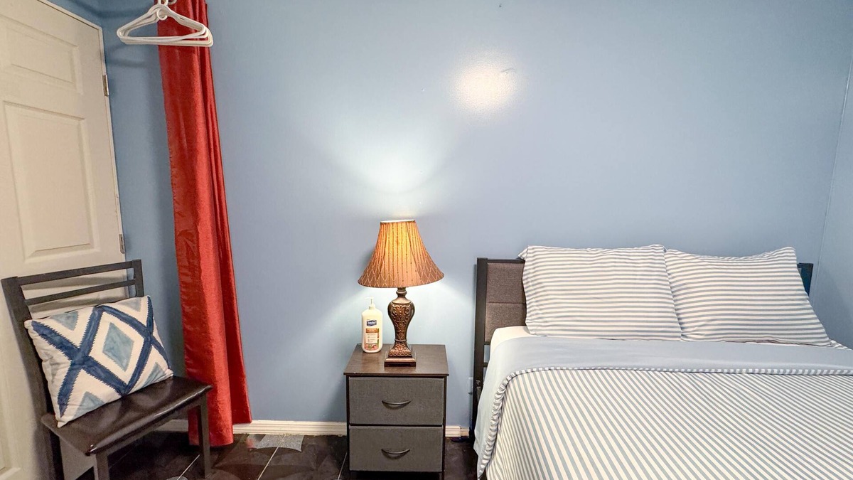 Queens Apartment | Cozy SUITE With Private Bathroom And Entrance Steps From Beach
