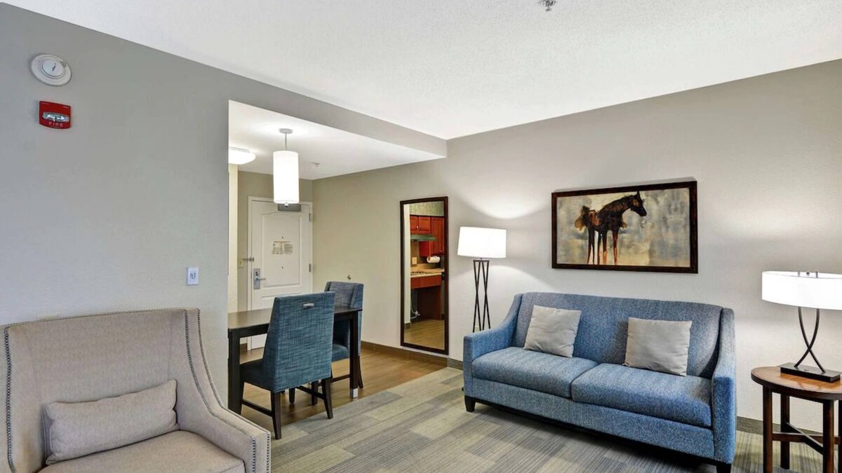 Lexington Hotel | Cozy Suites near Fayette Mall, University of Kentuck | Free Breakfast & Parking