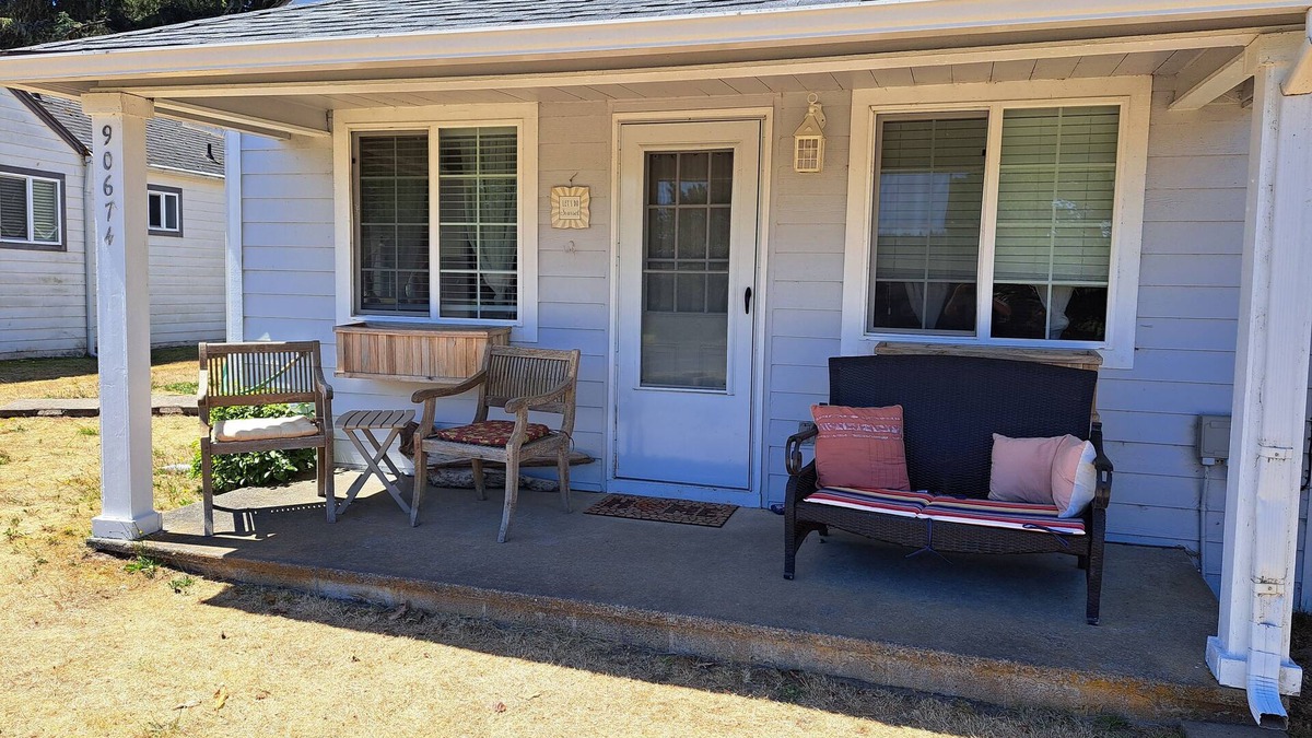 Sunset Beach House | Cozy Sunset Beach Cottage By Lake and Ocean, Peaceful Setting *Wi-Fi*