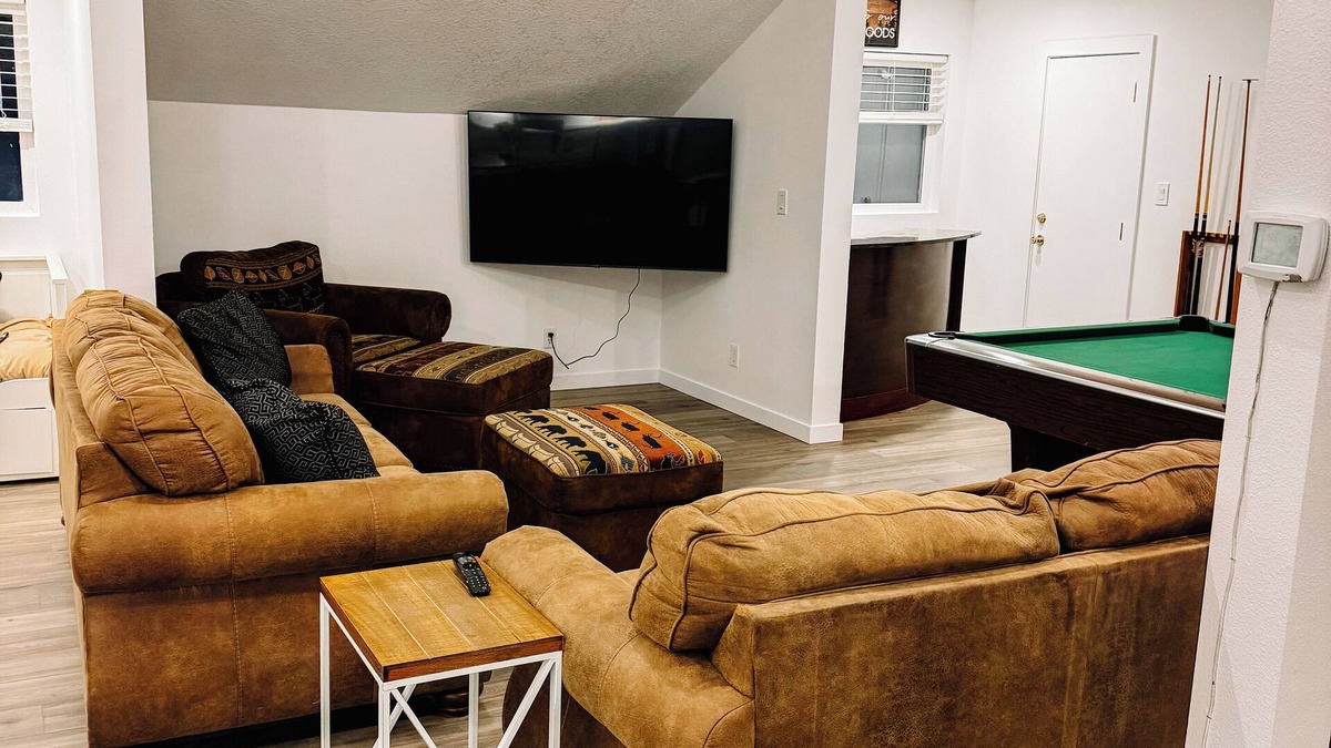 Brightwood Apartment | Cozy Super Barn Studio with pool table, king beds. 30 minutes from ski resort.