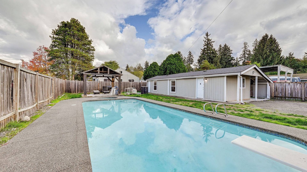 South Tacoma Apartment | Cozy Tacoma Getaway w/Grill & Hot Tub!