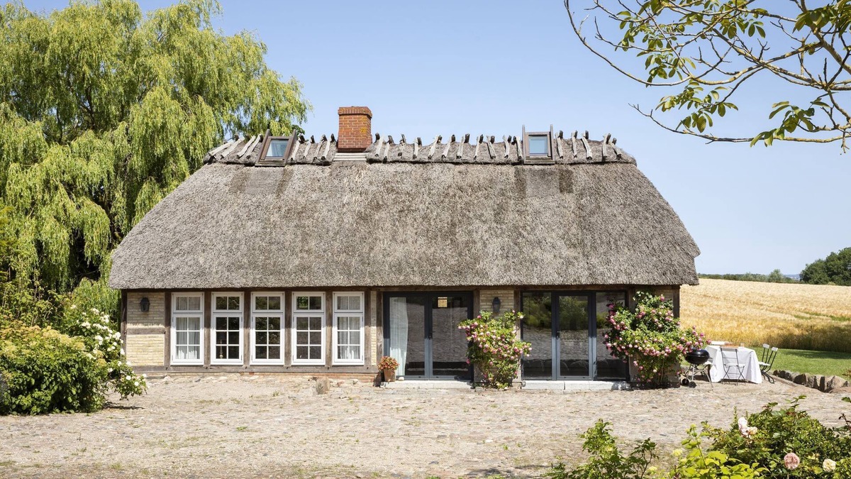 Pommerby House | Cozy thatched cottage with large fireplace and sauna