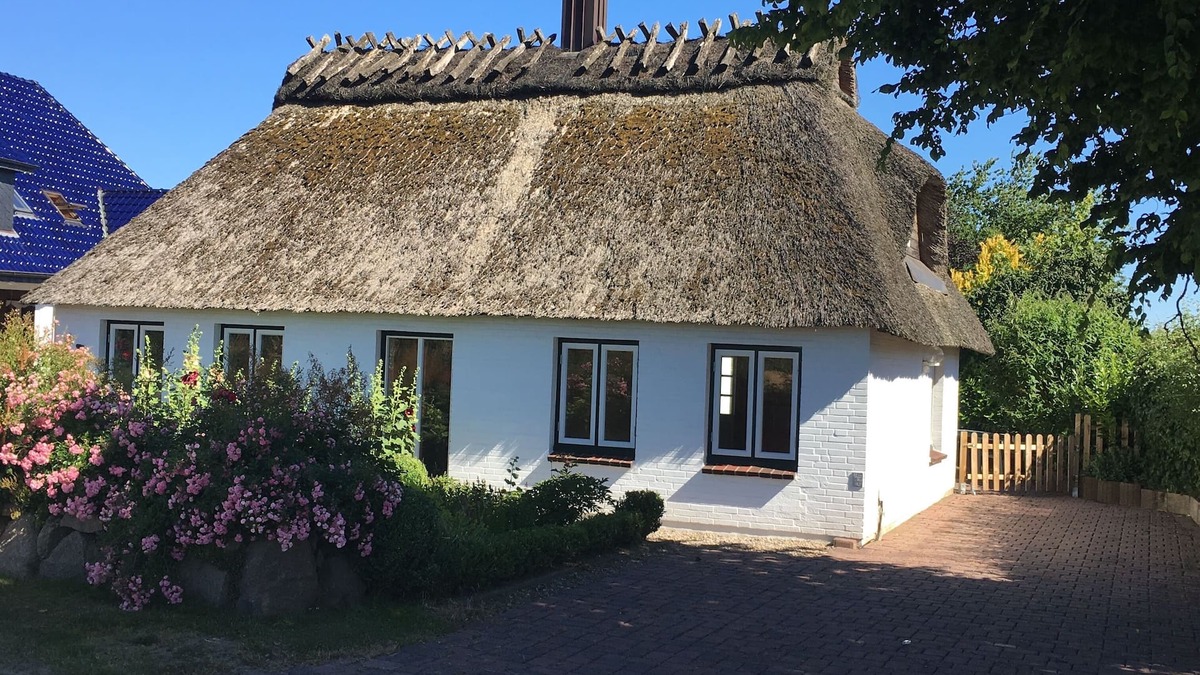 Scholderup House | Cozy thatched cottage in the middle of nature