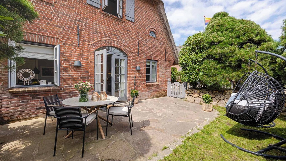 Archsum Apartment | Cozy thatched-roof vacation apartment "Likedeeler" on Sylt with terrace & parking space