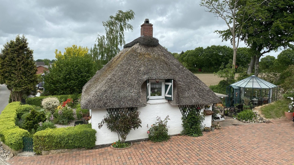 Dorpling House | Cozy thatched roof house for sole use. Pet friendly!