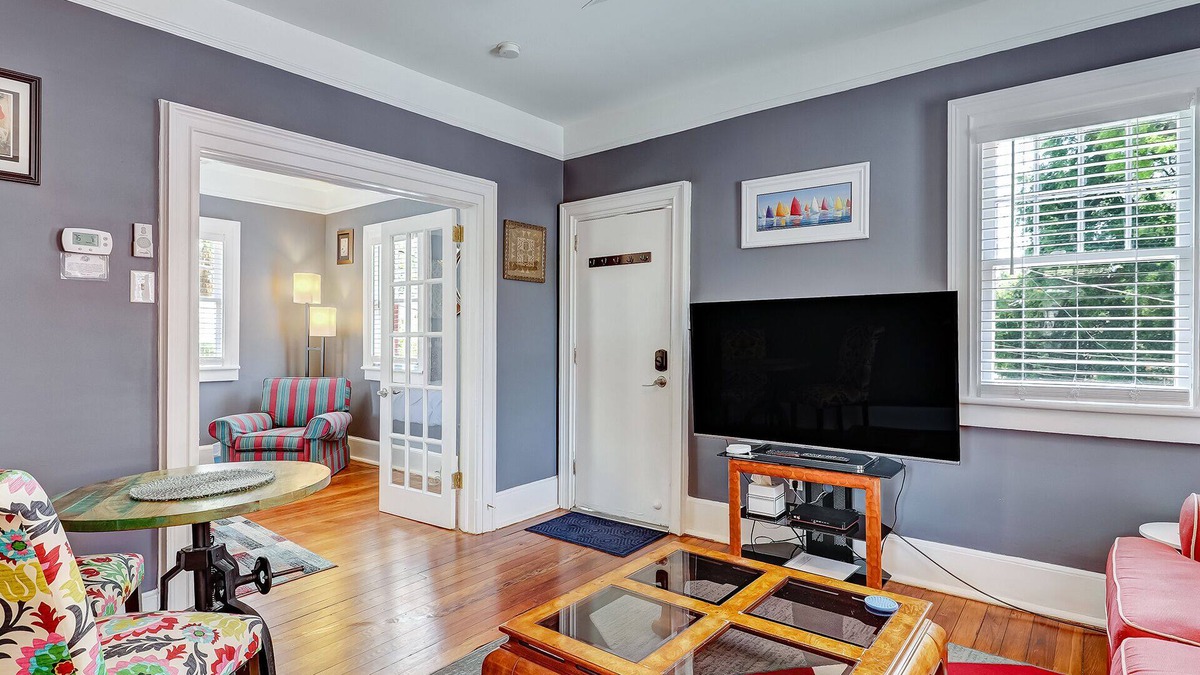 Thomas Square Apartment | Cozy Thomas Square Carriage House