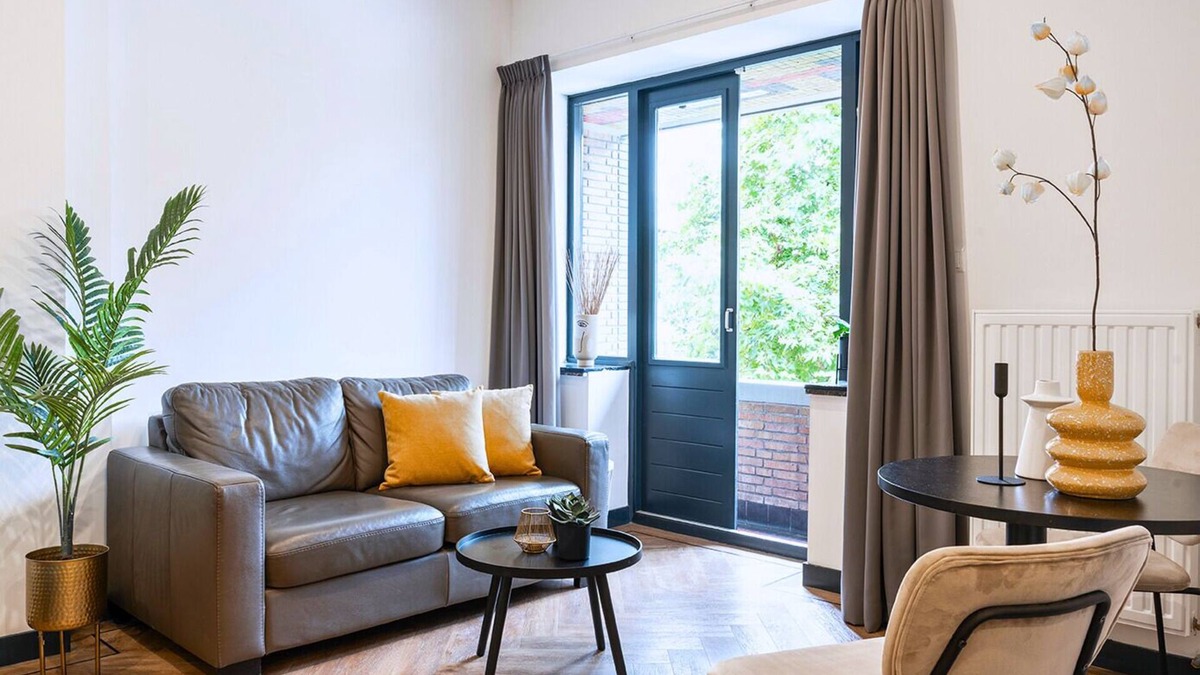 Centrum Apartment | Cozy Tilburg space with 100+ Mbps WiFi, smart TV, and private balcony—ideal for work and relaxation.