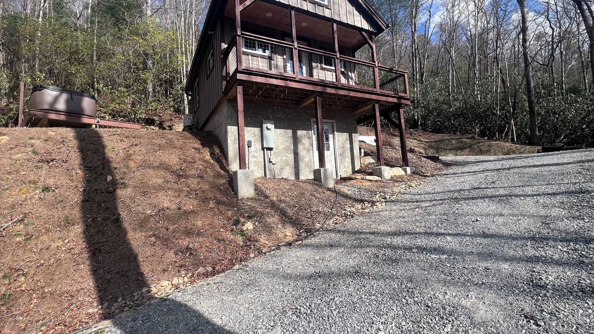 Brevard Cabin | Cozy tiny cabin with Loft 10 minutes from DuPont State Park