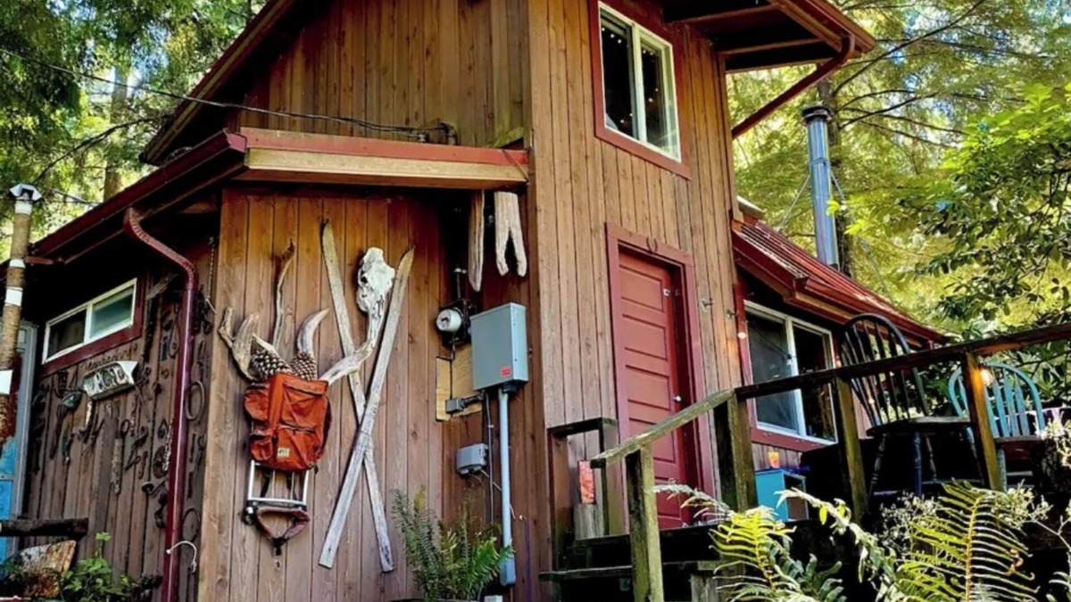 Gold Bar Cabin | Cozy Tiny Cabin with RIVER VIEWS! nSleeps 3, hot tub, wood stove, fire pit!