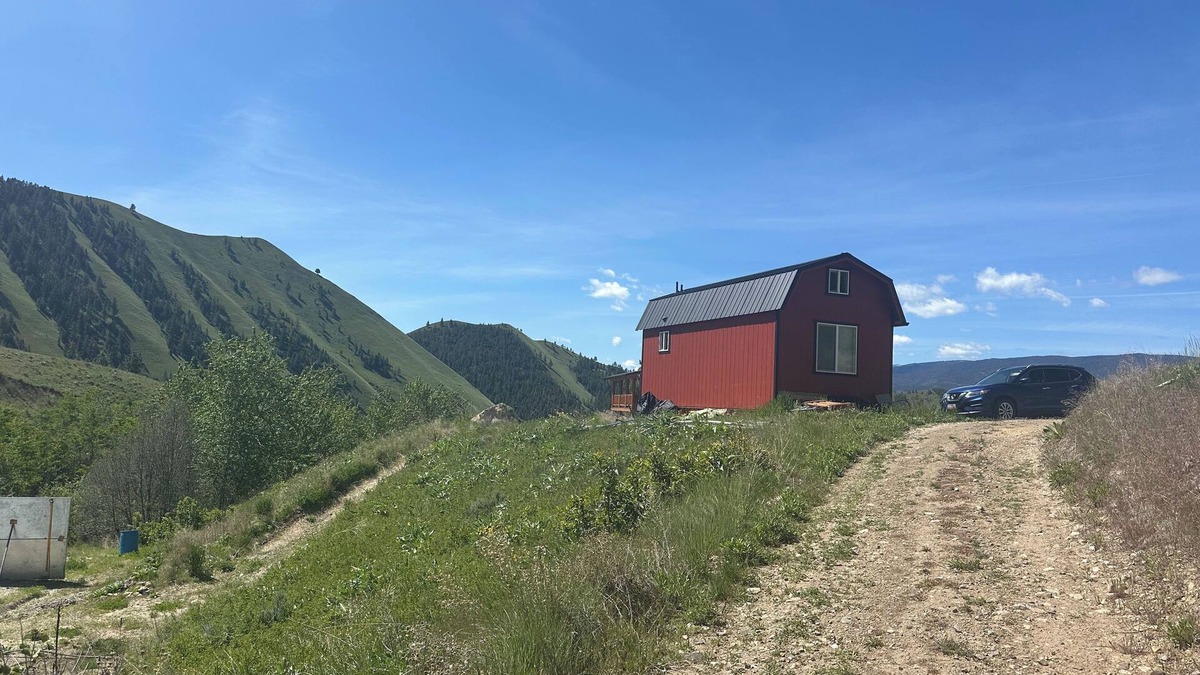 Lemhi County Cottage | Cozy Tiny Home. 30 mins from Lost Trails Ski Area and 30 mins from Salmon.
