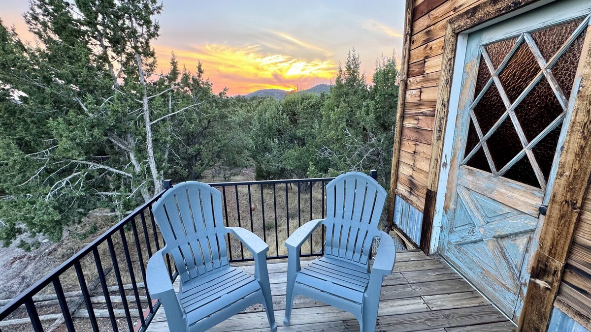 Central House | Cozy tiny home in peaceful Central with hot tub, firepit and star deck