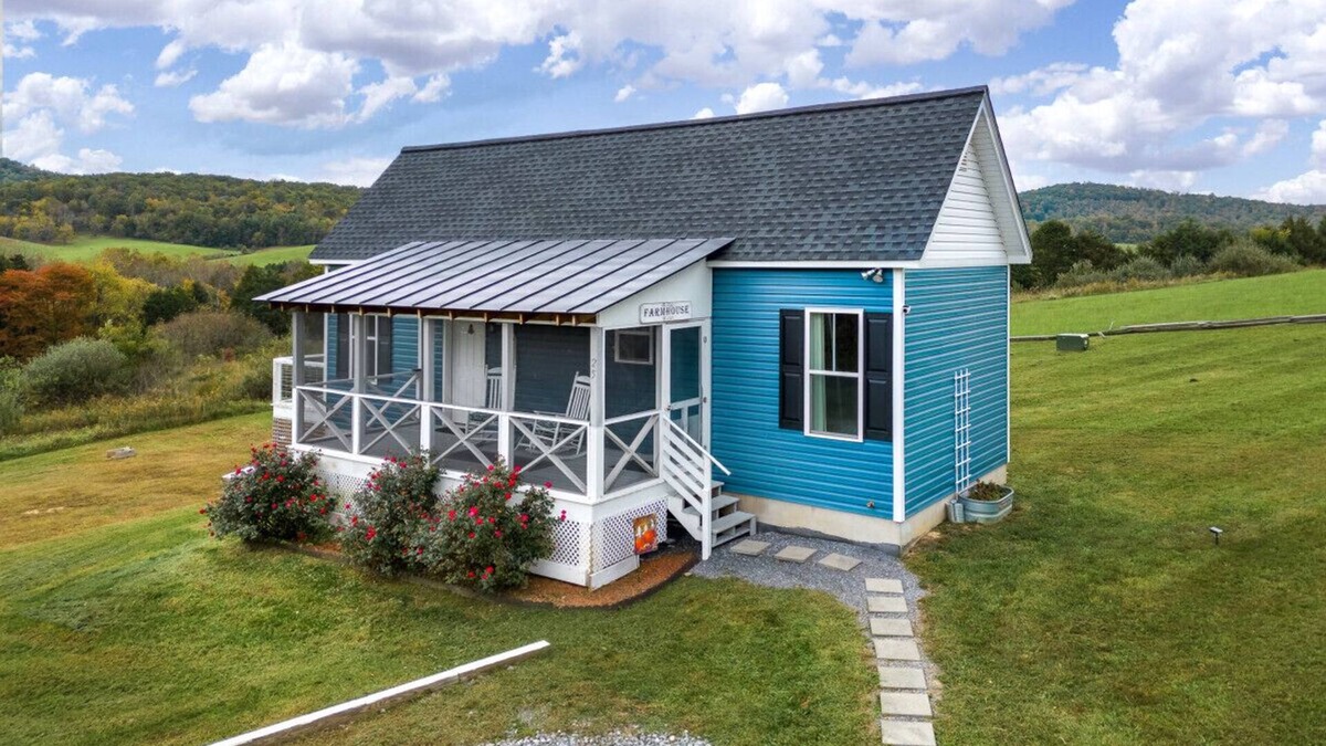Lexington Cottage | Cozy Tiny House with Mountain Views, Firepit, Deck & Clawfoot Tub