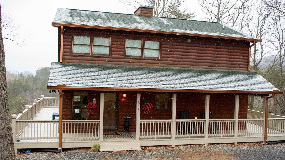 Talking Rock Cabin | Cozy Top of Mountain Cabin overlooking Meichtry Vineyards; 1.5hrs from Atlanta