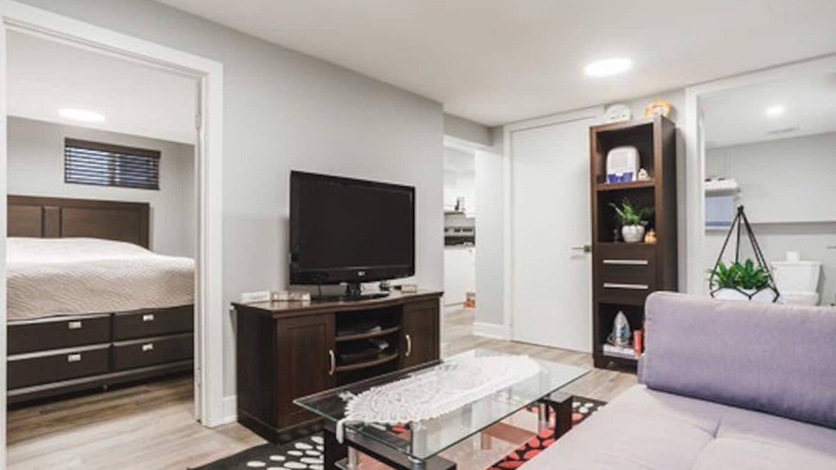 Rockcliffe - Smythe House | Cozy Toronto Private Apartment