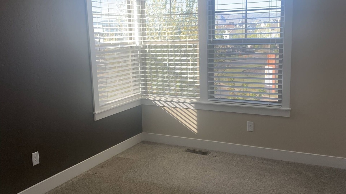 Daybreak House | Cozy Town home 2mins Away from Lake
