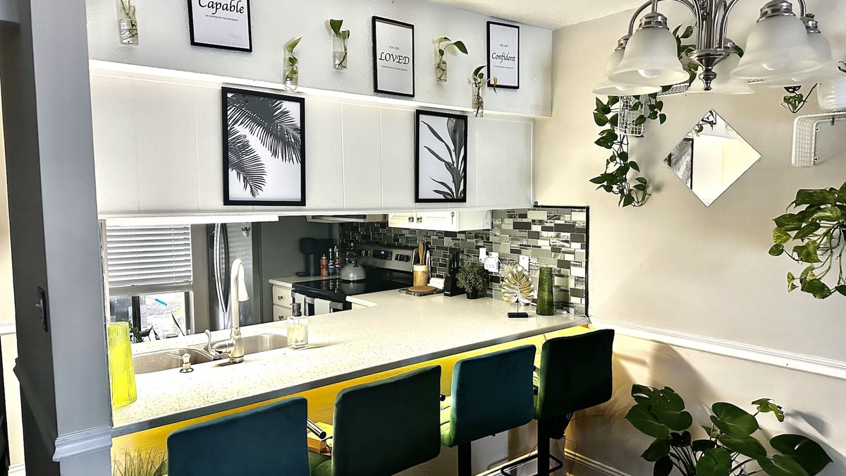 Mary Esther House | Cozy Townhouse! 10 mins to the beach/walking distance from shops & restaurants