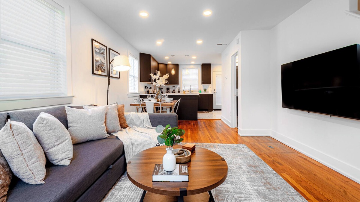 Potomac West House | Cozy Townhouse 10 Min from DC