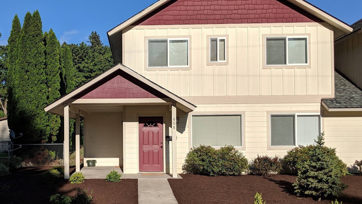 Sandpoint House | Cozy townhouse 6 blocks from downtown Sandpoint. Quiet, friendly neighborhood.