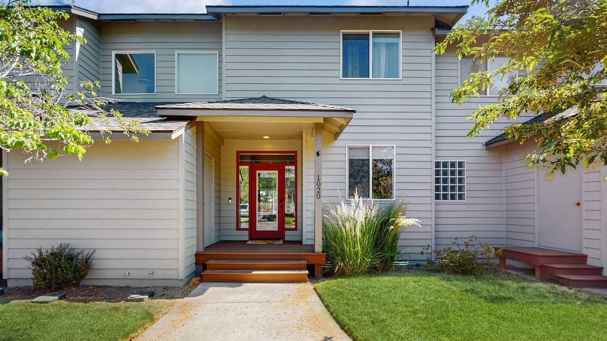 Redmond House | Cozy Townhouse Overlooking 1st Tee - access to Eagle Crest Resort, Sports Center