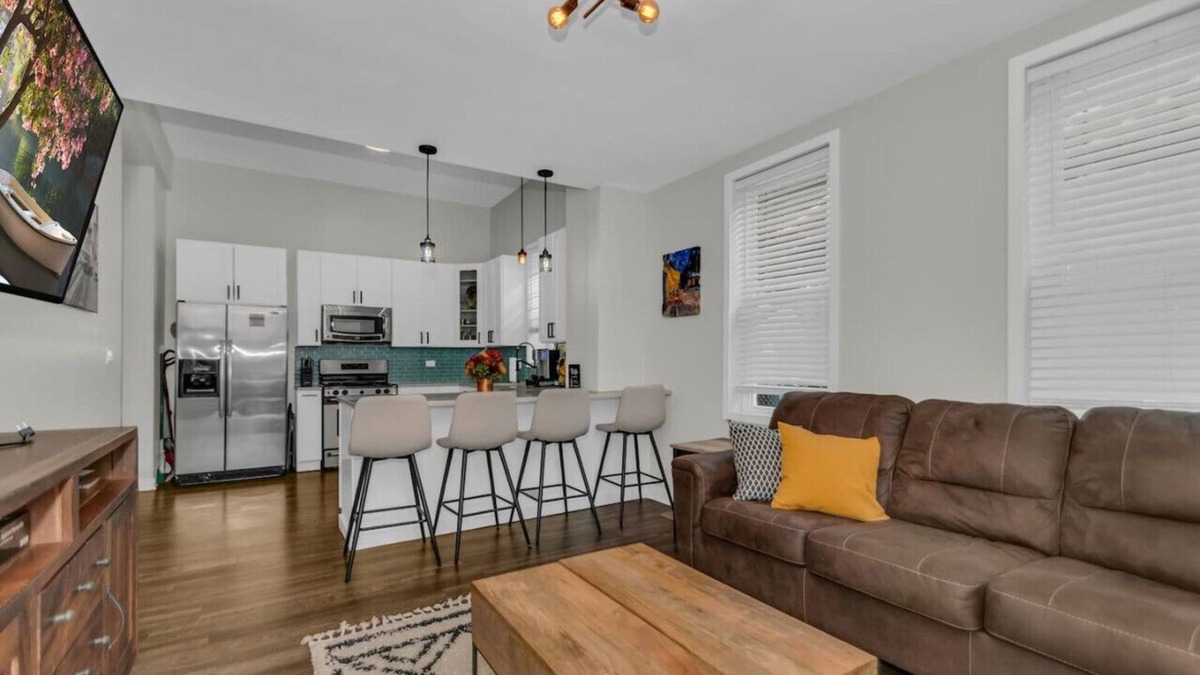 North Center Apartment | Cozy Train Vibes + Rare Parking x3