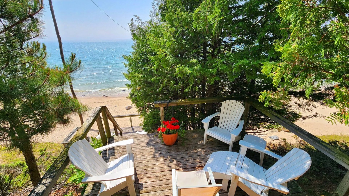 Harbor Springs House | Cozy Tree Fort Cottage - Lake Michigan Sunsets