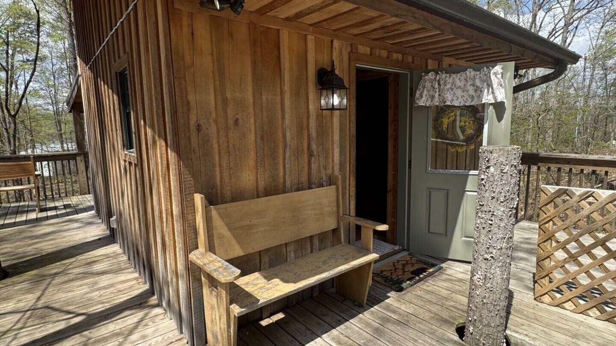 Walland Cabin | Cozy Treehouse in Walland. Queen bed, walk in shower, privacy, hot tub!