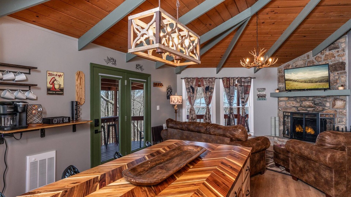 Beech Mountain Cabin | Cozy Treehouse steps from Beech Mtn ski resort, Restaurants, Trails and Fishing!