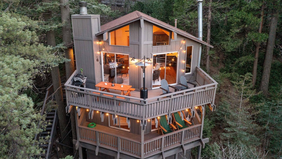 Arrowhead Villas Cabin | Cozy Treehouse with Lake View of Lake Arrowhead - 5 min from Village and Skypark